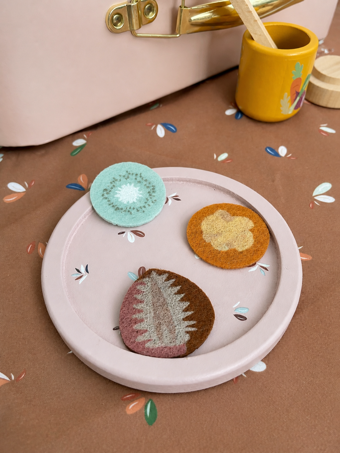 Assiette en bois et aliments en feutrine de la valisette pour poupée Speedy Monkey