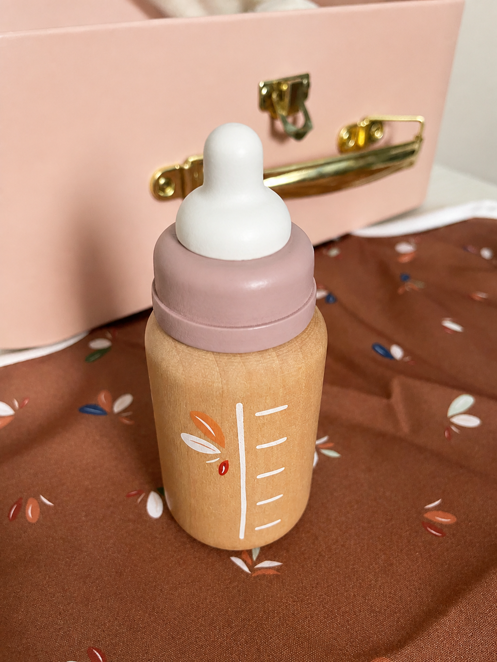 Biberon en bois rose et naturel de la valisette pour poupée Speedy Monkey