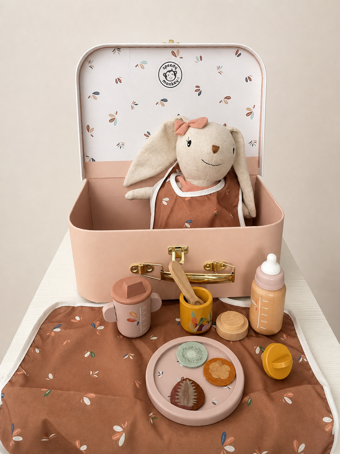 Valisette pour poupée Speedy Monkey ouverte avec lapin, biberon et accessoires de repas en bois